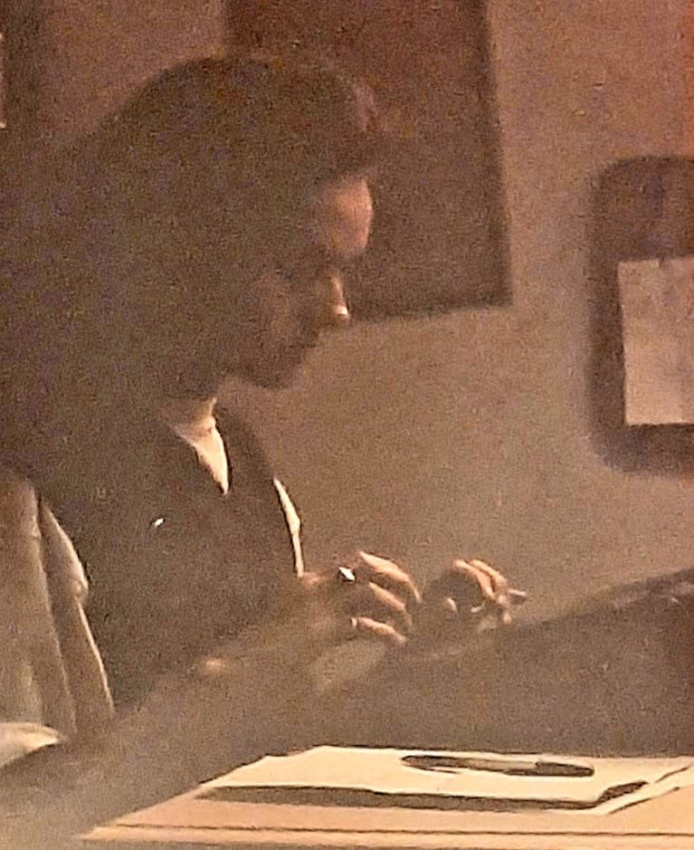 A autora Maria do Rosário de Assumpção Braga em ação em 1996, com sua máquina de escrever
Sobre a imagem está escrito TEXTO