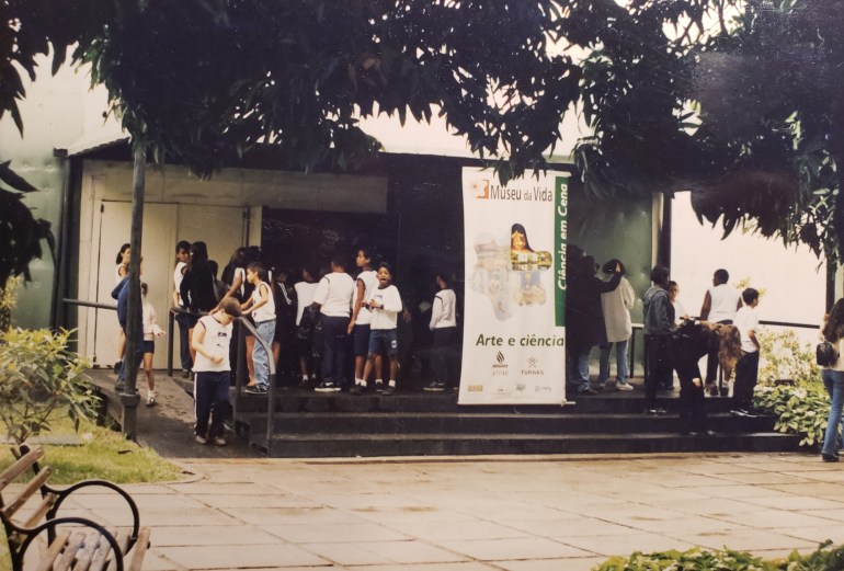 Entrada do teatro agora chamado Virginia Schall em homenagem à cientista que projetou o espaço que trataria das relações entre Arte e Ciência no Museu da Vida, o Ciência em Cena