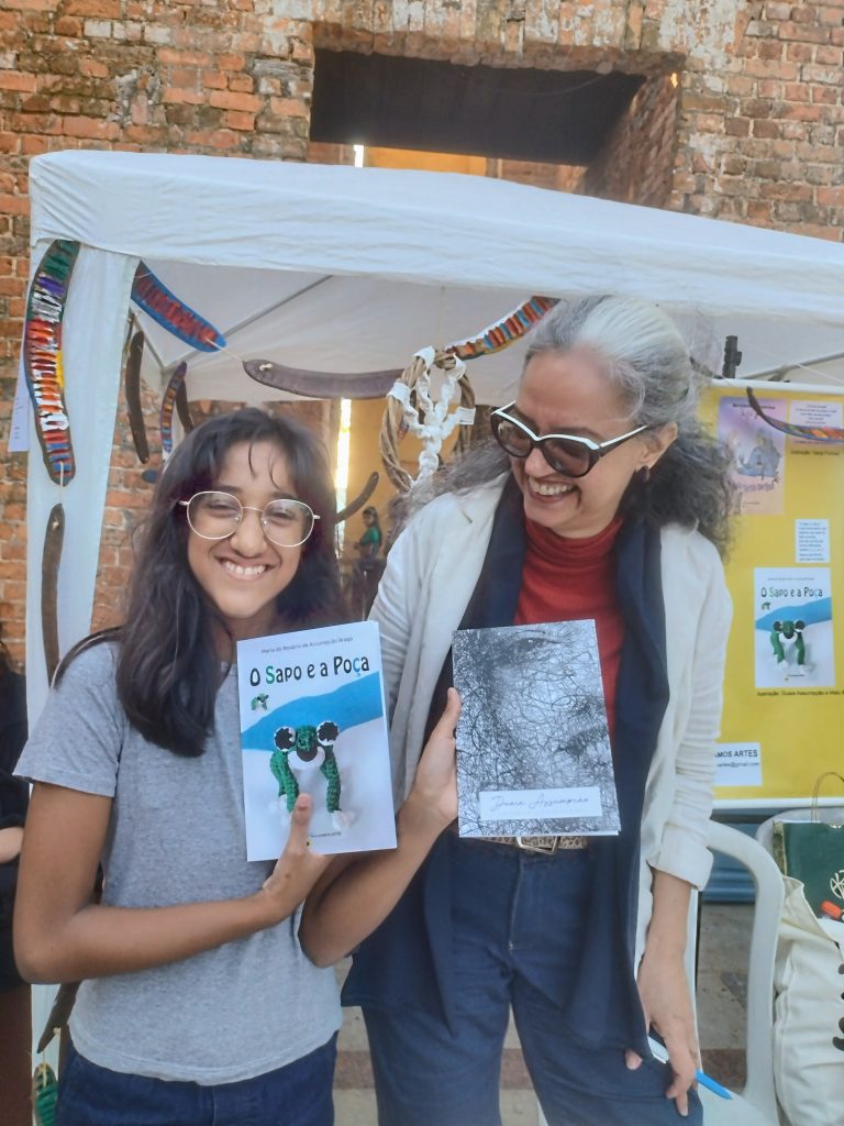 FLIST 2022, no Parque das Ruínas, Ana Julia com os livros "O Sapo e a Poça e "Secreta Construção" de Maria do Rosário (Duaia) de Assumpção Braga pela Realizamos Artes