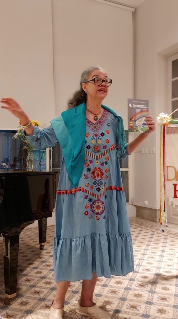 Maratona Rio de Mil e Uma Histórias 2022, 3 Histórias de Duaia, de Maria do Rosário (Duaia) de Assumpção Braga, uma produção Realizamos Artes. Duaia conta história com o livro “Ô, Jurandir!...” na mão.