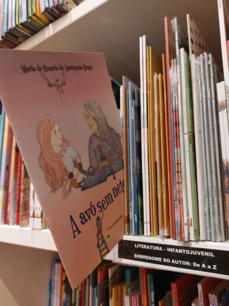 O livro "A Avó sem netos" de Maria do Rosário de Assumpção Braga publicado pela Realizamos Artes, na prateleira infantojuvenil da Blooks Livraria