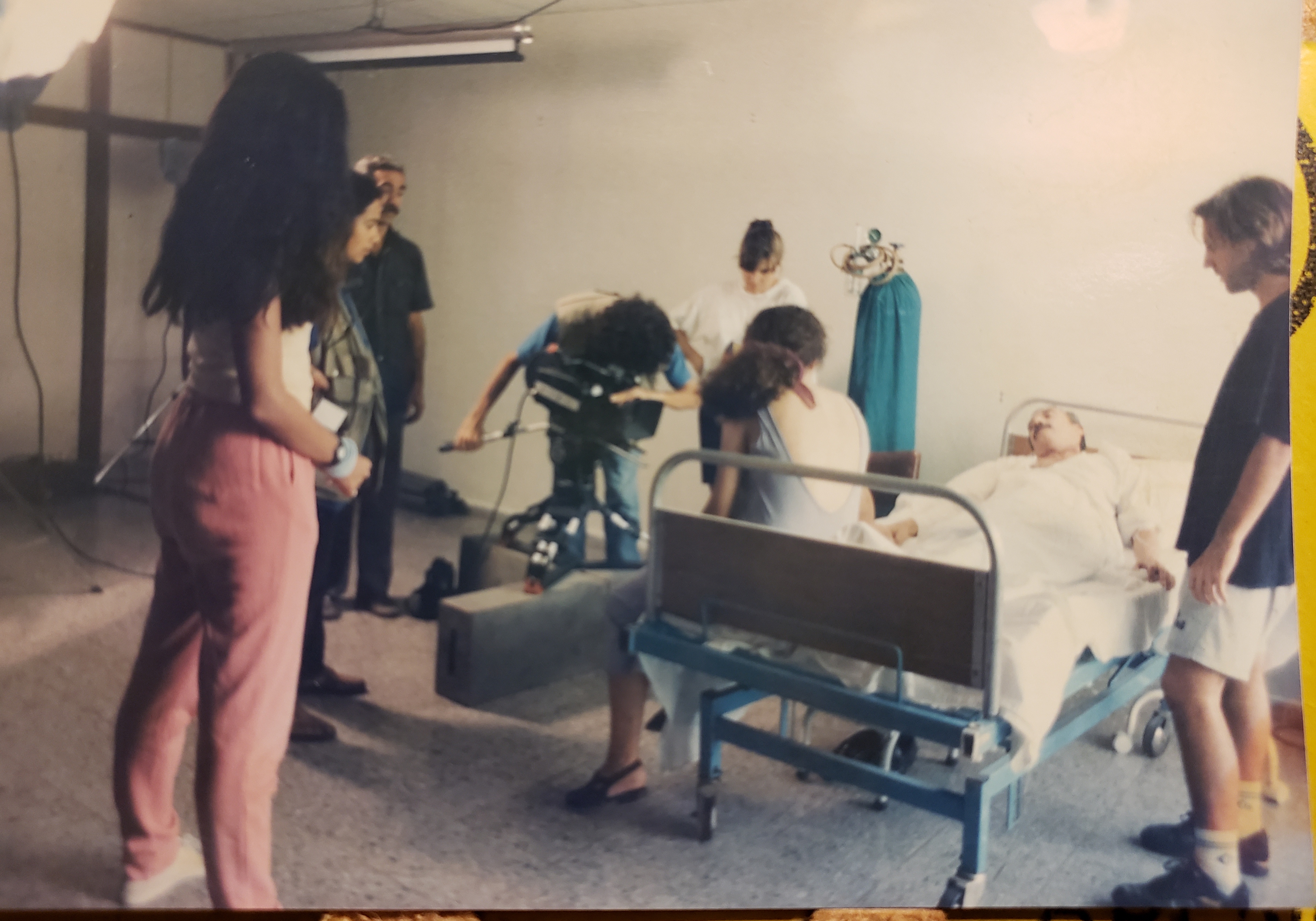 Duaia assessorando a filmagem de Amores, prod. da EICTV, Na foto, Zipi Sanjurjo, Laura de la Uz, Miguel, Irina, Calzado, Manolo Alvarez e Arantxa. Duaia assessorando a filmagem de Amores, prod. da EICTV, Na foto, Zipi Sanjurjo, Laura de la Uz, Miguel, Irina, Calzado, Manolo Alvarez e Arantxa. Sobre a imagem escrito PREPARAÇÃO