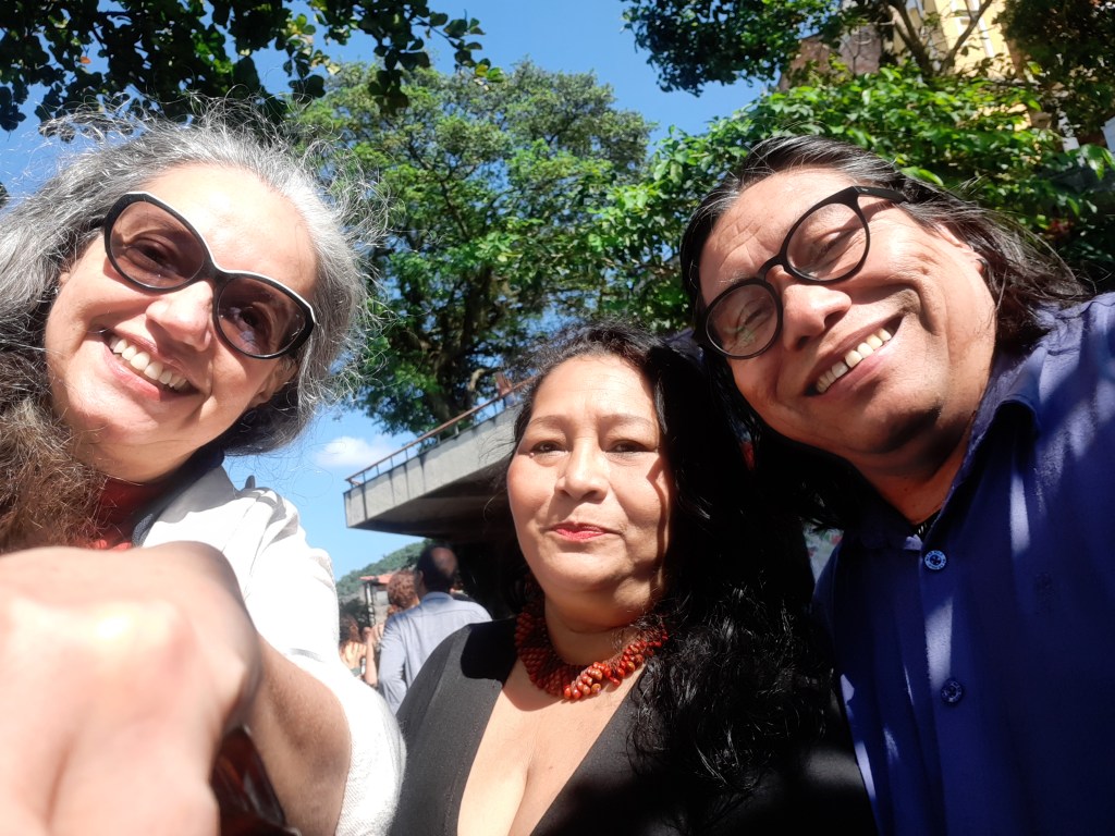 Duaia Assumpção, Lucia Moraes Tucuju e Daniel Munduruku, o homenageado da edição 2022 da FLIST (Feira Literária de Santa Teresa, RJ)