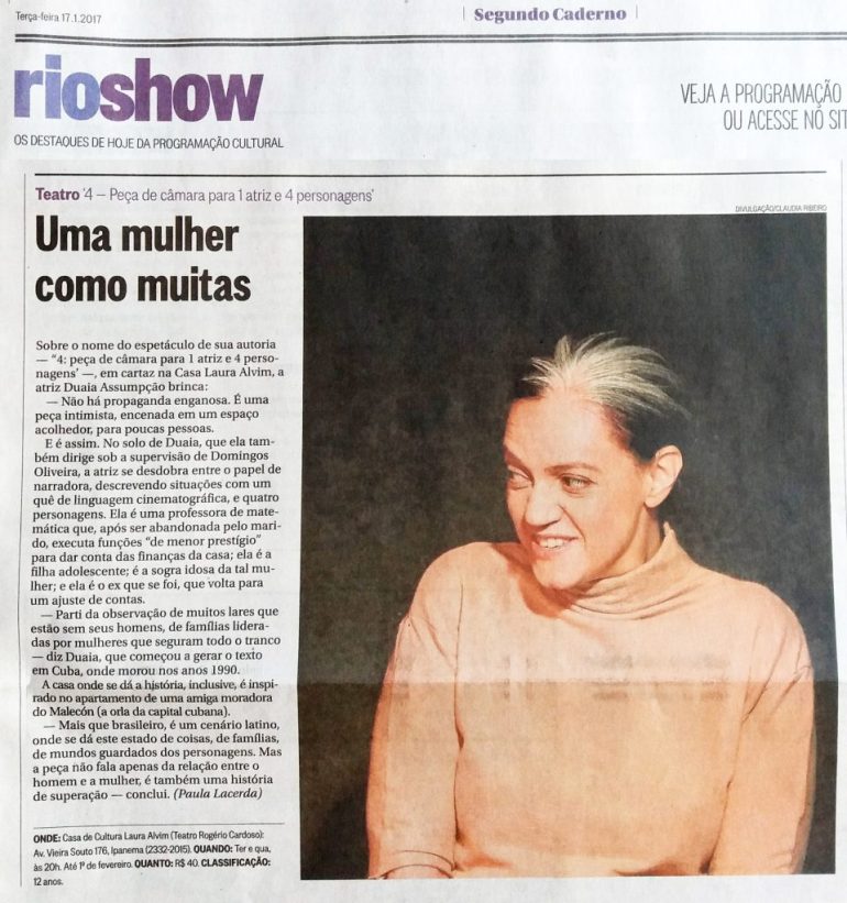 Matéria do Rioshow Segundo Caderno de O Globo, de 17.1.2017. Os destaques da programação cultural. Teatro: 4 - Peça de Câmara para 1 Atriz e 4 Personagens. Título: Uma mulher como muitas. Foto de Duaia Assumpção vista até os cotovelos, sorrindo e olhando para o lado.