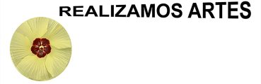 Papoula amarela de centro vinho, com pétalas que parecem girar, como um diafragma de câmera. Na parte superior em letras pretas de tamanho crescente está escrito REALIZAMOS ARTES
