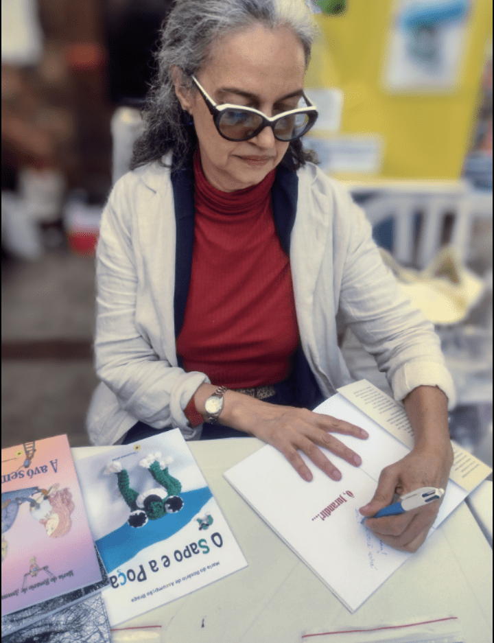 A autora Duaia Assumpção na FLIST 2022, autografa seus livros "Ô, Jurandir!...", "O Sapo e a Poça", "A Avó sem netos" e "Secreta Construção. Publicados pela REALIZAMOS ARTES