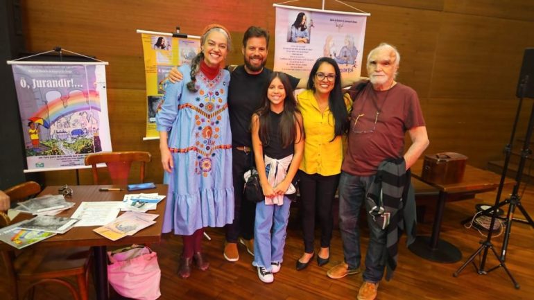 Duaia Assumpção após a apresentação "3 HISTÓRIAS DE DUAIA", produção Realizamos Artes, na Mostra 26 anos Cavideo no Estação NET Rio , com Luis Fernando, Ana Paula e Jaciléa Donadio abraçados a ela e a Joaquim Assis,